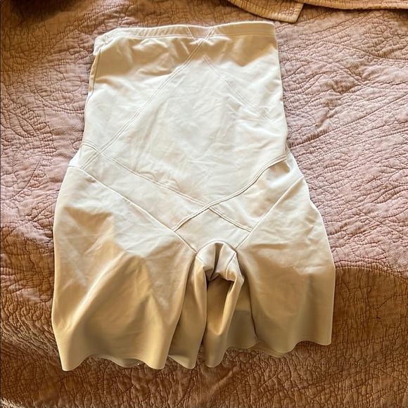 Women's Cream Bike Shorts - Picture 1 of 3